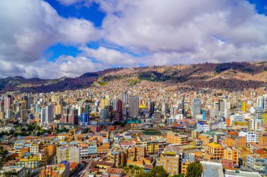 Gökdelenlerin ve gecekondu kasabalarının panoramik manzarası