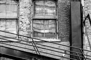 Eski bir şehir binasının gri tonlu bir görüntüsü.