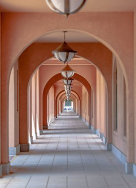 Dış kapının iç tarafının dikey görüntüsü.