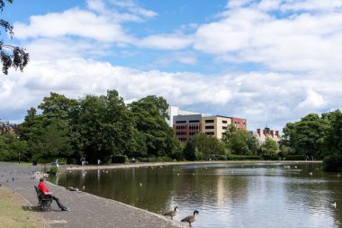 Leazes Park 'taki göl manzarası Royal Victoria Reviri' ne ya da Newcastle 'daki Tyne, İngiltere' ye bakıyor..