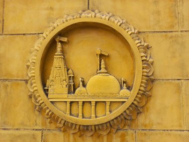 Duvarda dekoratif bir saray tabağı