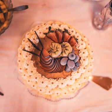 Lezzetli meyveli kekin beyaz kremalı dikey üst görüntüsü