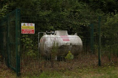 Her taraftan izole edilmiş bir LPG propan tankı.