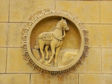 Duvarda dekoratif bir at tabağı