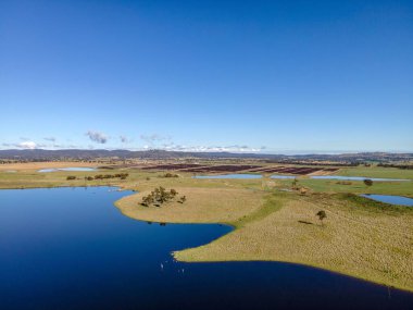 Avustralya 'nın arka planında tarımsal alanları olan bir kıyı şeridi manzarası