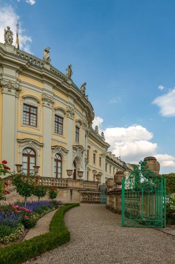 Ludwigsburg, Almanya 'daki Monrepos Sarayı' na (Seeschloss Monrepos) açılan kapıların dikey çekimi