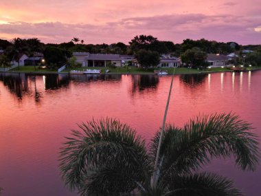Tampa Florida 'daki yerleşim binalarının insansız hava aracı görüntüleri. Hillsborough nehri üzerinde şehir merkezinde günbatımının renkli arka planında.