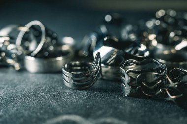 Bir yığın eski gümüş dekoratif yüzüğün yakın çekimi.