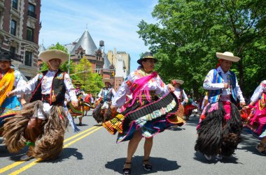 Bir grup dansçı ve şarkıcı yıllık Ekvador Bağımsızlık Günü Geçidi sırasında New York 'un batısında Central Park' a doğru yürüyorlar.
