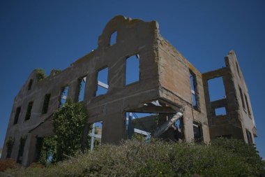 Alcatraz Adası 'ndaki harabe bina