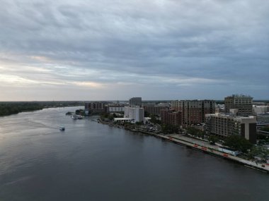 Bulutlu bir günde Wilmington şehir merkezindeki su yolu.