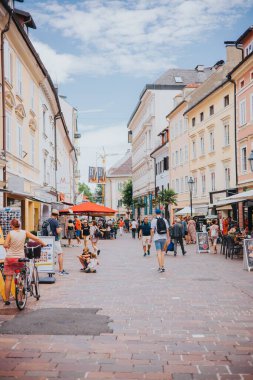 Güneşli bir günde Avusturya, Klagenfurt 'ta kalabalık bir caddenin dikey görüntüsü.