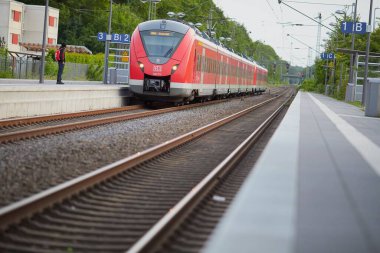 Almanya, Geilenkirchen 'deki bir istasyona kırmızı bir DB treni geliyor.