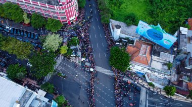 Surabaya 'nın 729. yıldönümü kutlamalarında dekoratif araba festivalinin hava manzarası