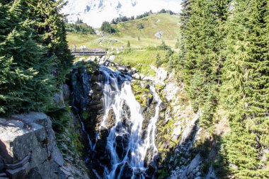 Vadinin kayalıklarından akan şelalelerin yüksek açılı görüntüsü