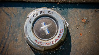 Eski paslı bir 1965 Ford Mustang logosu Irwin, Pennsylvania, ABD