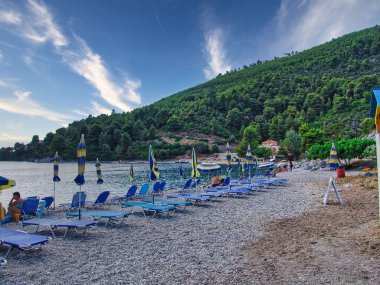 Arka planda dağların olduğu Yunanistan 'da, the Panormos adasının güzel manzarası