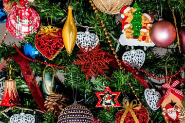 Noel ağacında asılı güzel Noel süsleri ve dekorasyonları