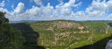 Bir dağın tepesinden görünen engin bir manzaranın doğal bir görüntüsü.