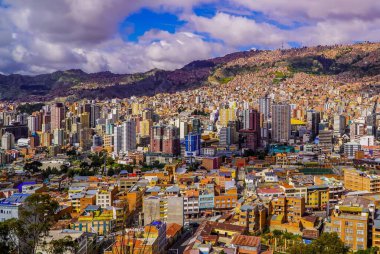 Gökdelenlerin ve gecekondu kasabalarının panoramik manzarası