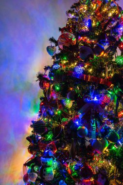 Noel ağacında asılı güzel Noel süsleri ve dekorasyonları