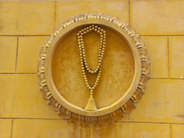 Duvarda dekoratif bir kolye tabağı.