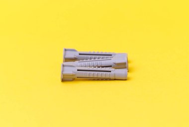 Sarı arkaplanda üç adet Gri Duvar prizi izole edilmiş.