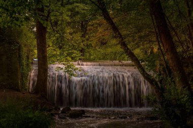 Ormanda akan güzel bir şelalenin yakın çekimi.