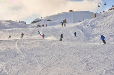 Valais Alplerinde kayak yapan insanlar. Güzel, karlı bir manzara.