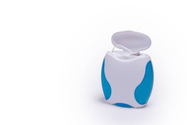 Beyaz arka planda yalıtılmış diş ipi. Diş bakımı.