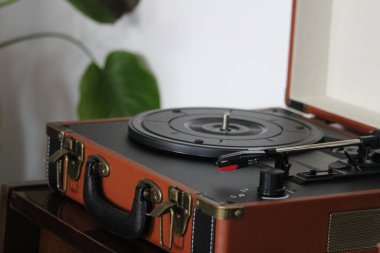 Yeni bir modern vinil oynatıcının yakın çekimi