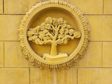 Duvarda dekoratif bir ağaç tabağı.