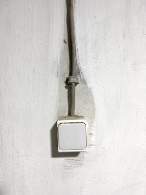 Duvardaki eski bir ışık düğmesinin dikey yakın görüntüsü