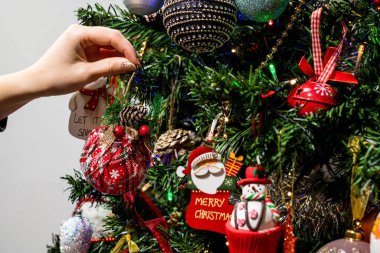 Noel ağacını süsleyen bir kadın eli