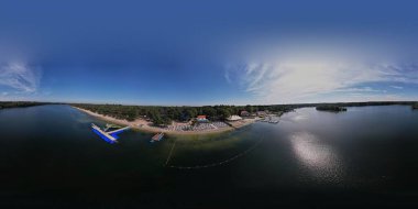 IJzeren Man Gölü 'nün 360 derecelik geniş hava manzarası eğlence amaçlı açık hava sporları ve plaj sahilindeki eğlence parkı..