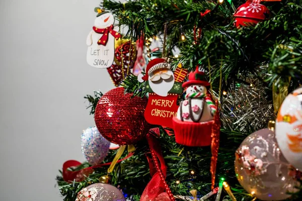 Gyönyörű Díszek Dekorációk Lógnak Karácsonyfa — Stock Fotó