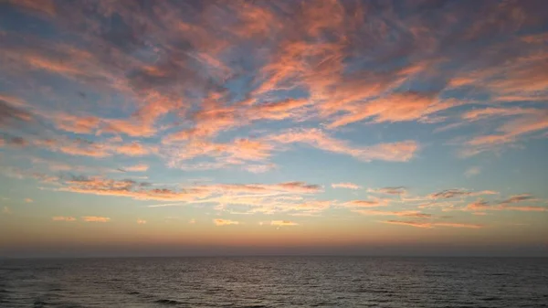 Nascer Sol Fazendo Céu Olhar Bonito Sobre Oceano — Fotografia de Stock