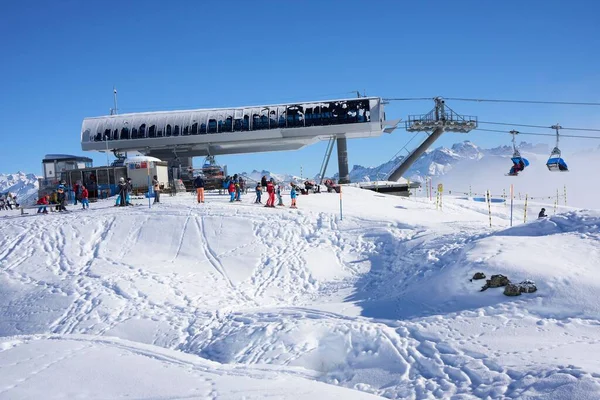 People Skiing Valais Alps Beautiful Snowy Landscape — Stock Photo, Image