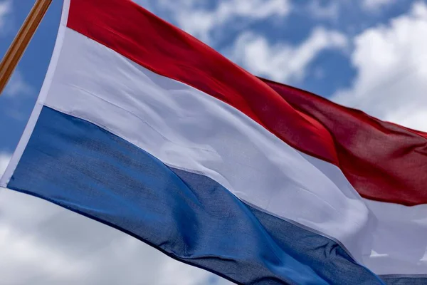 Jaskrawo Oświetlony Trójkolor Holenderskiej Flagi Narodowej Wiejący Silnym Wiatrem Fakturą — Zdjęcie stockowe