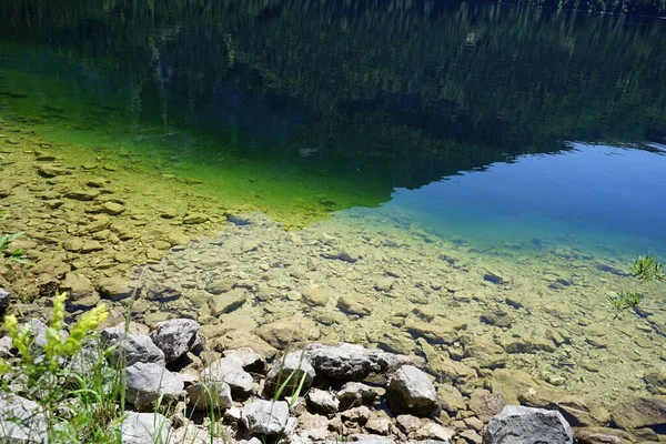 Pedras Fundo Lago Com Reflexo Das Montanhas Água Verde — Fotografia de Stock