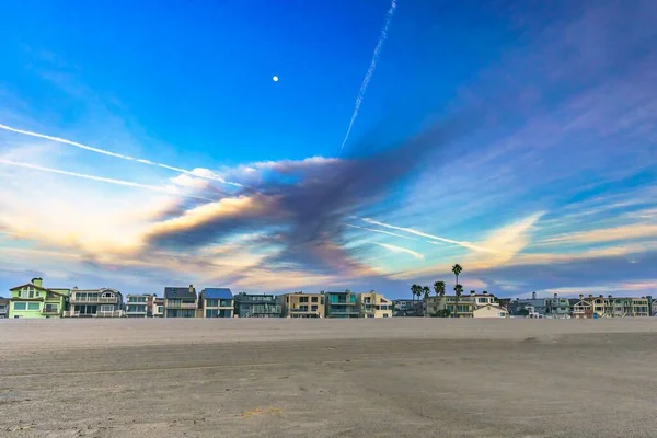 Krásný Výhled Domy Pobřeží Letadlo Contrails Mraky Obloze Hollywood — Stock fotografie