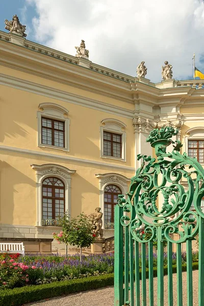 Tiro Vertical Dos Portões Para Palácio Monrepos Ludwigsburg Alemanha — Fotografia de Stock