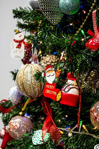 Een Verticaal Close Shot Van Kerstmis Ornamenten Decoraties Opknoping Kerstboom — Stockfoto