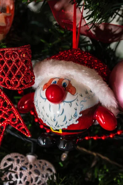 Primo Piano Verticale Bellissimo Albero Natale Con Luci Decorazioni Babbo — Foto Stock