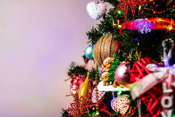 Ένα Κοντινό Πλάνο Ενός Όμορφου Χριστουγεννιάτικου Δέντρου Φώτα Και Διακοσμήσεις — Φωτογραφία Αρχείου