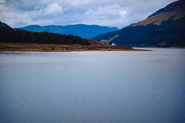 Charmante Landschaft Mit Friedlichem See Hintergrund Von Hügeln Und Bewölktem — Stockfoto