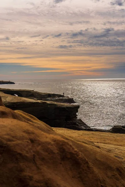 Pionowe Ujęcie Skalistego Wybrzeża Plaży Zachodzie Słońca — Zdjęcie stockowe
