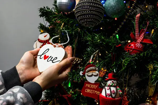 Γυναικεία Χέρια Στολίζουν Χριστουγεννιάτικο Δέντρο — Φωτογραφία Αρχείου