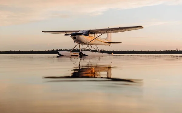 Hidroavión Flota Lago Atardecer Avión Refleja Las Tranquilas Aguas Del — Foto de Stock