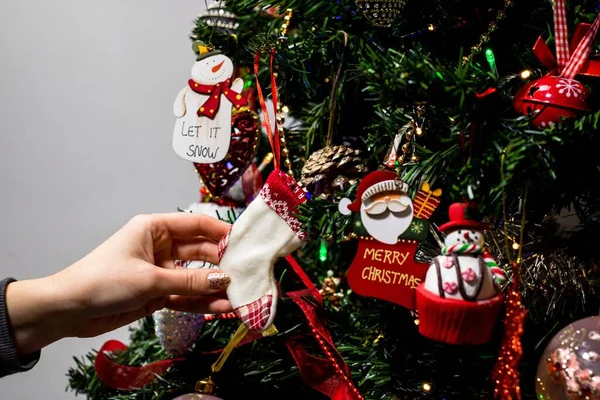 Ένα Γυναικείο Χέρι Στολίζει Χριστουγεννιάτικο Δέντρο — Φωτογραφία Αρχείου